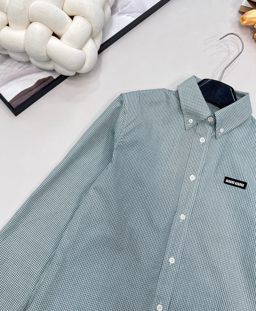 🆕Miumiu2025新款字母贴片常规格纹衬衣，定制YB进口棉府绸材质，柔软亲肤，舒适不易皱，常规廓形衬