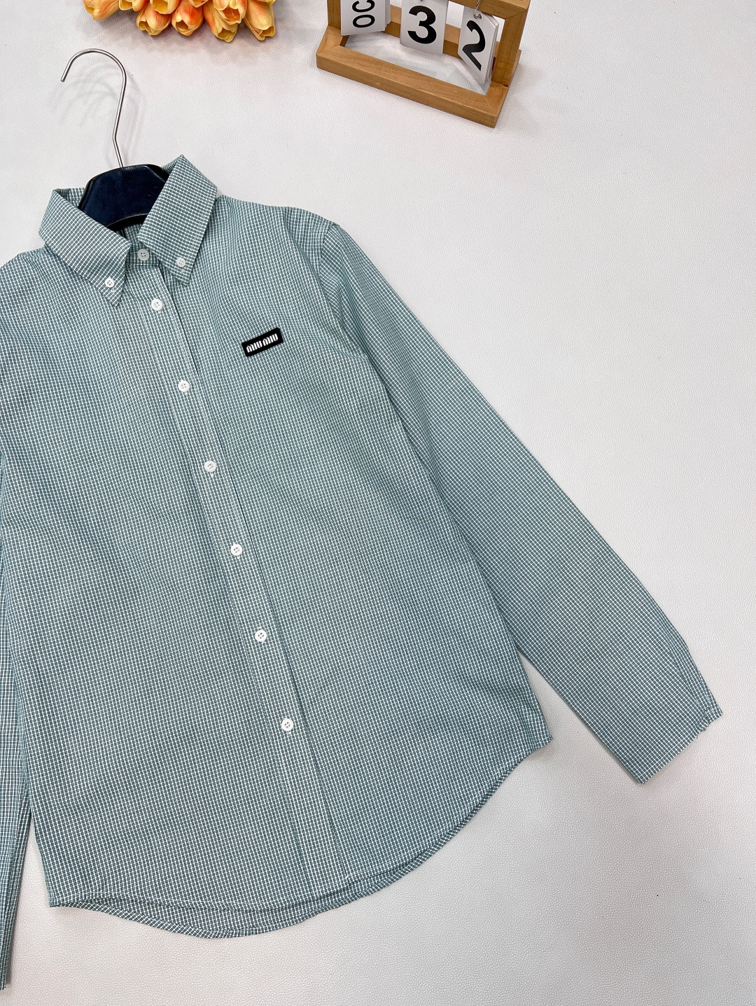 🆕Miumiu2025新款字母贴片常规格纹衬衣，定制YB进口棉府绸材质，柔软亲肤，舒适不易皱，常规廓形衬