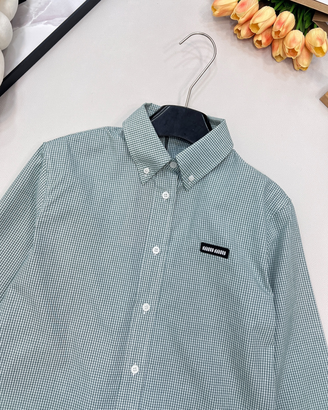 🆕Miumiu2025新款字母贴片常规格纹衬衣，定制YB进口棉府绸材质，柔软亲肤，舒适不易皱，常规廓形衬