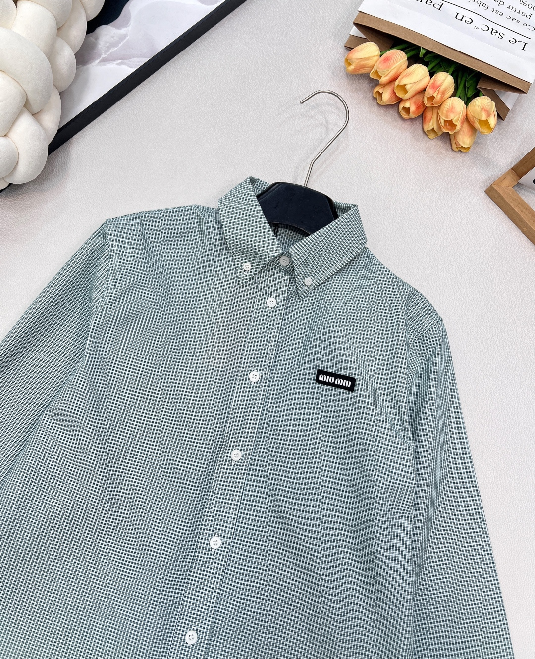 🆕Miumiu2025新款字母贴片常规格纹衬衣，定制YB进口棉府绸材质，柔软亲肤，舒适不易皱，常规廓形衬