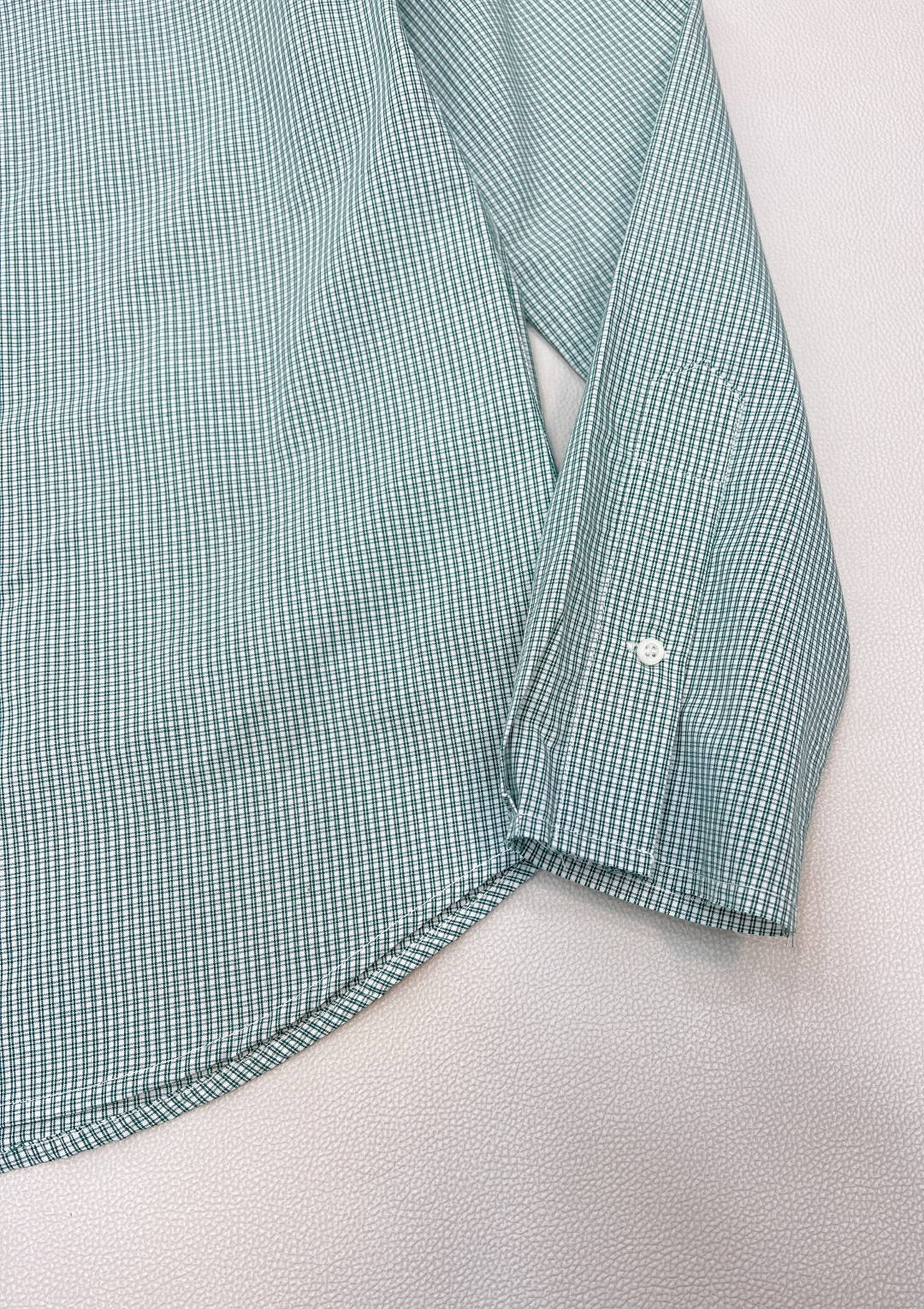 🆕Miumiu2025新款字母贴片常规格纹衬衣，定制YB进口棉府绸材质，柔软亲肤，舒适不易皱，常规廓形衬