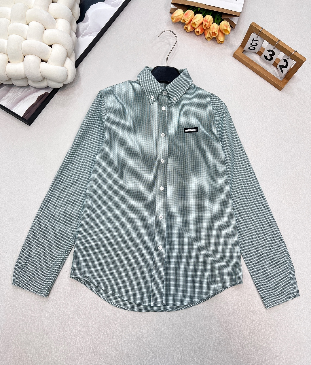 NO:588858,Miumiu2025 new letter patch regular plaid shirt, customized YB imported cotton poplin material, soft and skin-friendly, comfortable and not easy to wrinkle, regular silhouette shirt, developed, color matching grass green plaid elements, combined with the letter logo on the chest, showing the Miumi exclusive college style, the loose version can be adjusted at will to be more tolerant, easily highlight the boyfriend atmosphere, making the outfit more fashionable. Customized surface accessories, look for the version, three standards are complete, large shipments, size sml  Code M,,miumiu,alexander wang19860909Miumiu2025新款字母贴片常规格纹衬衣,定制YB进口棉府绸材质,柔软亲肤,舒适不易皱,常规廓形衬衣,开发,对色对格草绿色系格纹元素,配合胸前字母徽标,呈现缪系专属学院风格,宽松版型随意调节更包容,轻松突出男友氛围,让穿搭更时尚满分.定制面辅料 认准版本 三标齐全,大货出 尺码sml 编码M,,miumiu,alexander wang,Women's clothing