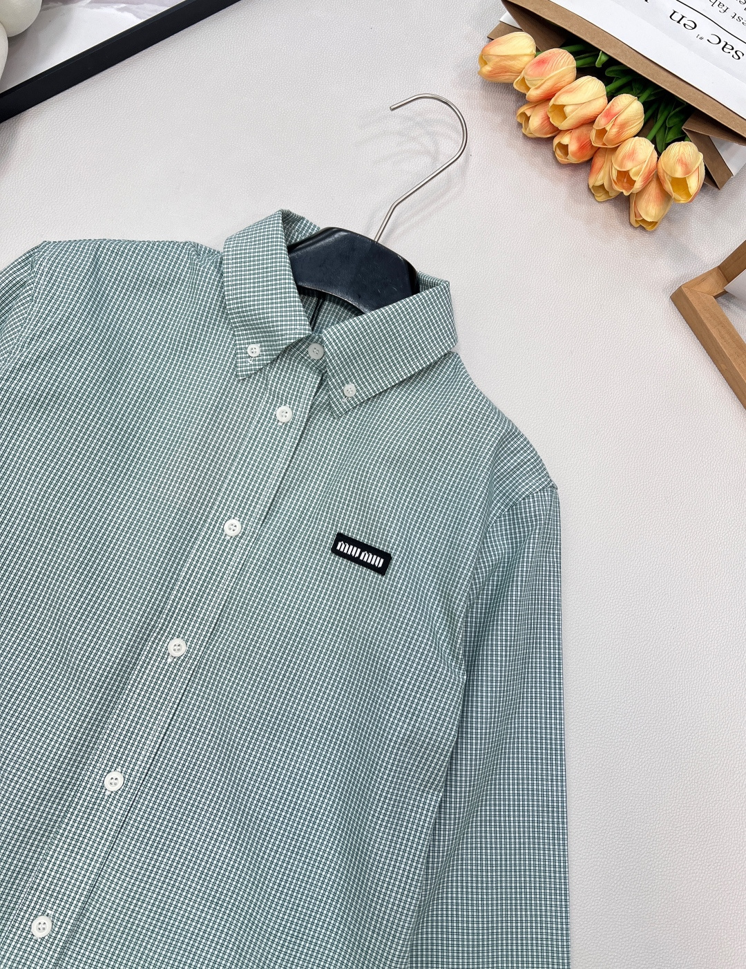 🆕Miumiu2025新款字母贴片常规格纹衬衣，定制YB进口棉府绸材质，柔软亲肤，舒适不易皱，常规廓形衬