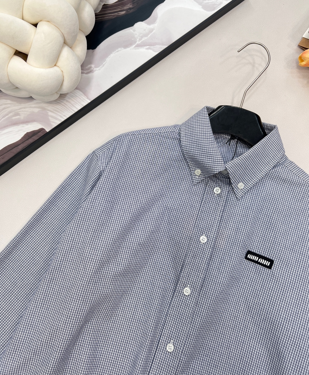 🆕Miumiu2025新款字母贴片短款格子衬衣，定制YB进口棉府绸材质，柔软亲肤，舒适不易皱，长袖短款衬