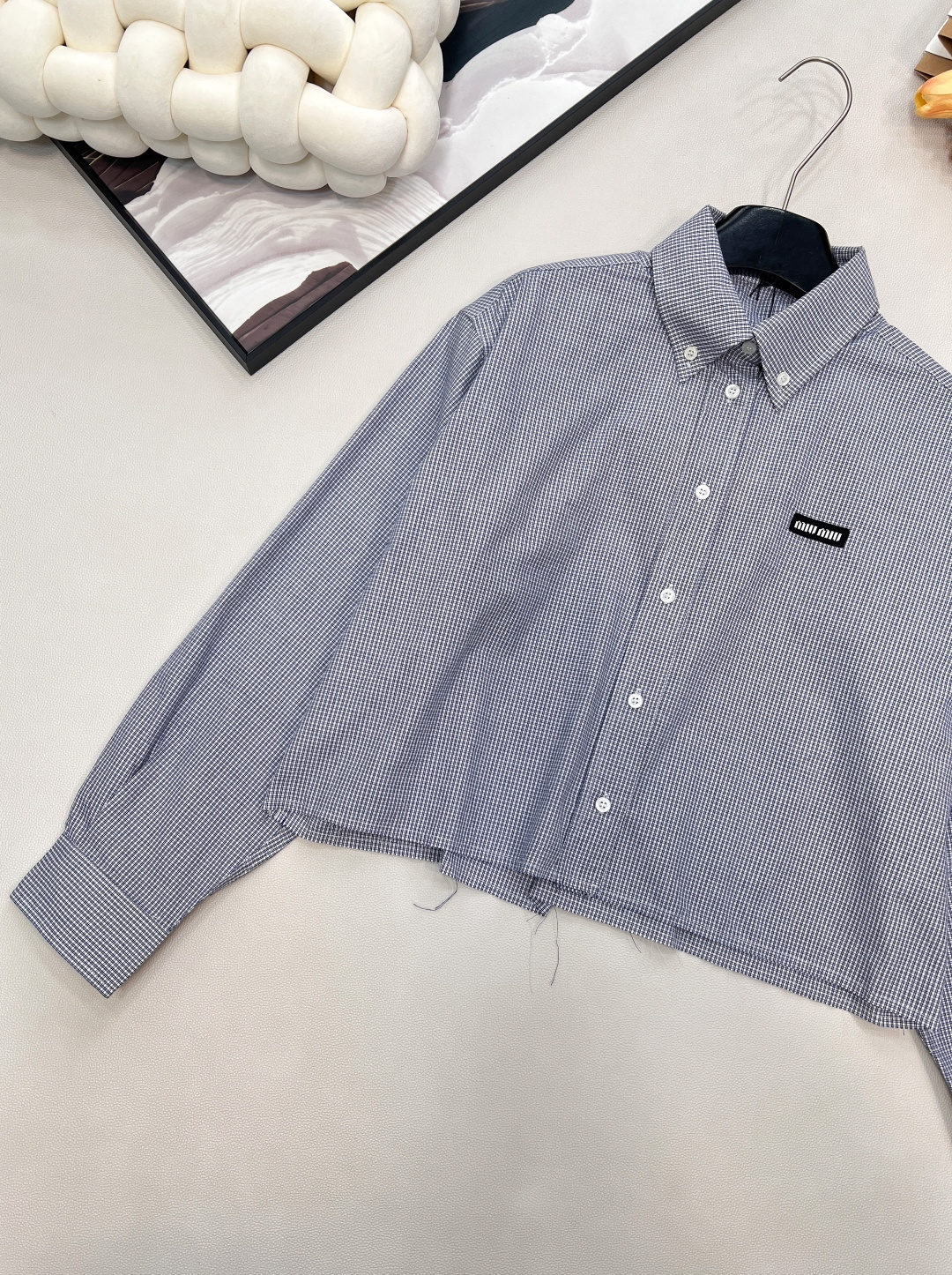 🆕Miumiu2025新款字母贴片短款格子衬衣，定制YB进口棉府绸材质，柔软亲肤，舒适不易皱，长袖短款衬