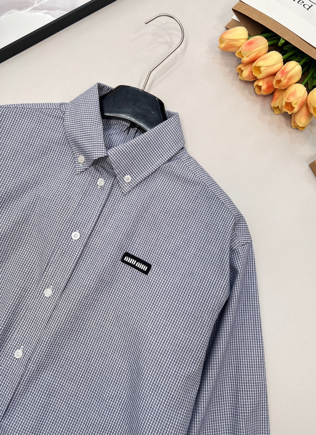 🆕Miumiu2025新款字母贴片短款格子衬衣，定制YB进口棉府绸材质，柔软亲肤，舒适不易皱，长袖短款衬