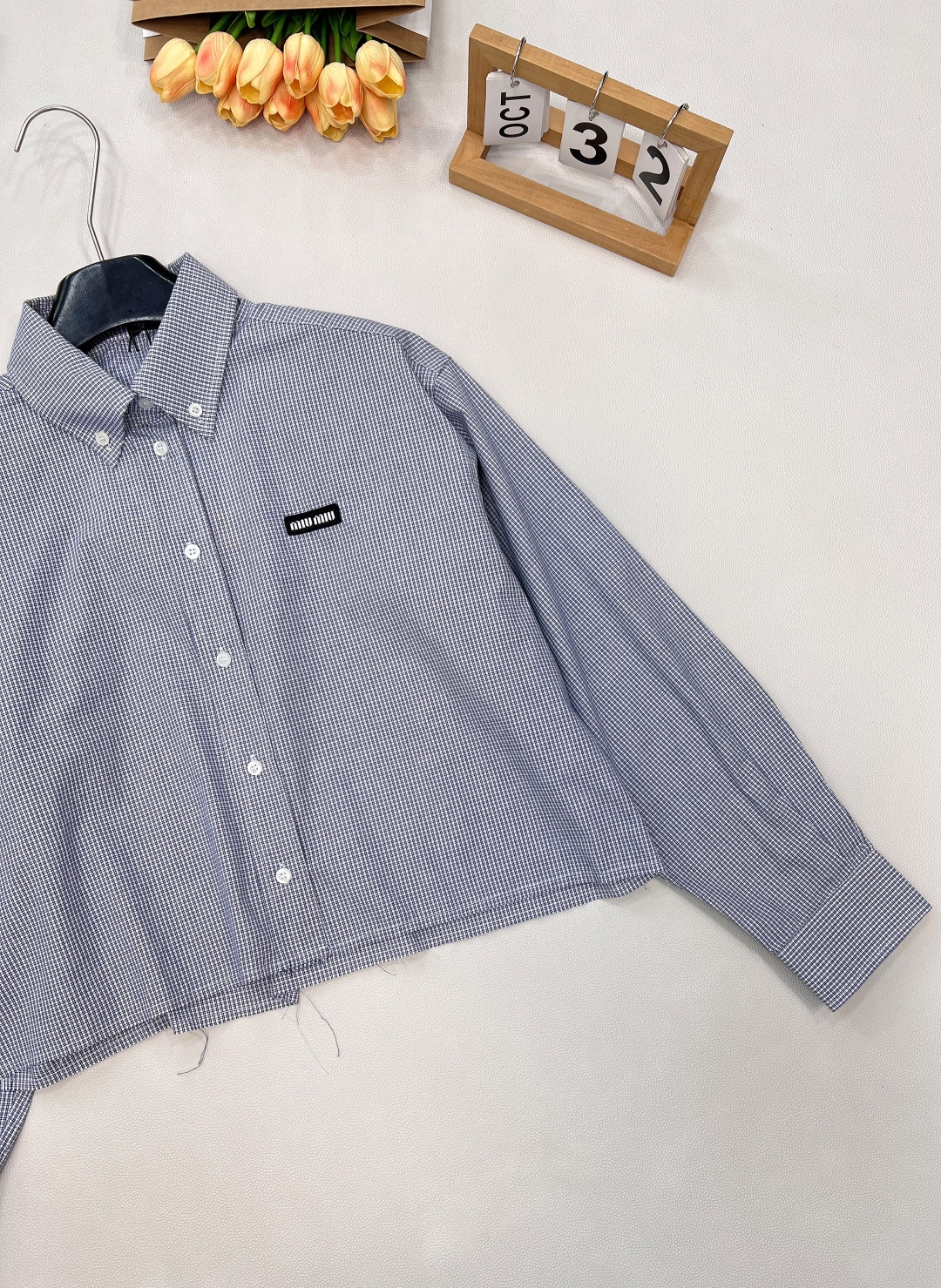 🆕Miumiu2025新款字母贴片短款格子衬衣，定制YB进口棉府绸材质，柔软亲肤，舒适不易皱，长袖短款衬