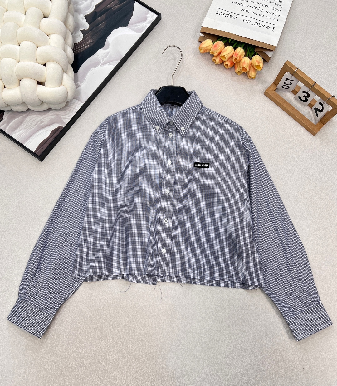 NO:588851,Miumiu2025 new letter patch short plaid shirt, customized YB imported cotton poplin material, soft and skin-friendly, comfortable and not easy to wrinkle, long-sleeved short shirt, developed, color matching navy blue plaid elements, combined with the letter logo on the chest, showing the exclusive cute college style of Miumiu series, short and loose version, can be adjusted at will to be more tolerant, easily highlight the proportion advantage, making the outfit more age-reducing and fashionable. Customized surface accessories, look for the version, three standards are complete, large quantities are shipped, size sml  Coding,,miumiu,alexander wang19860909Miumiu2025新款字母贴片短款格子衬衣,定制YB进口棉府绸材质,柔软亲肤,舒适不易皱,长袖短款衬衣,开发,对色对格藏蓝色系格纹元素,配合胸前字母徽标,呈现缪系专属乖巧学院风格,短款宽松版型,随意调节更包容,轻松突出比例优势,让穿搭更减龄时尚.定制面辅料 认准版本 ,三标齐全,大货出 尺码sml 编码,,miumiu,alexander wang,Women's clothing