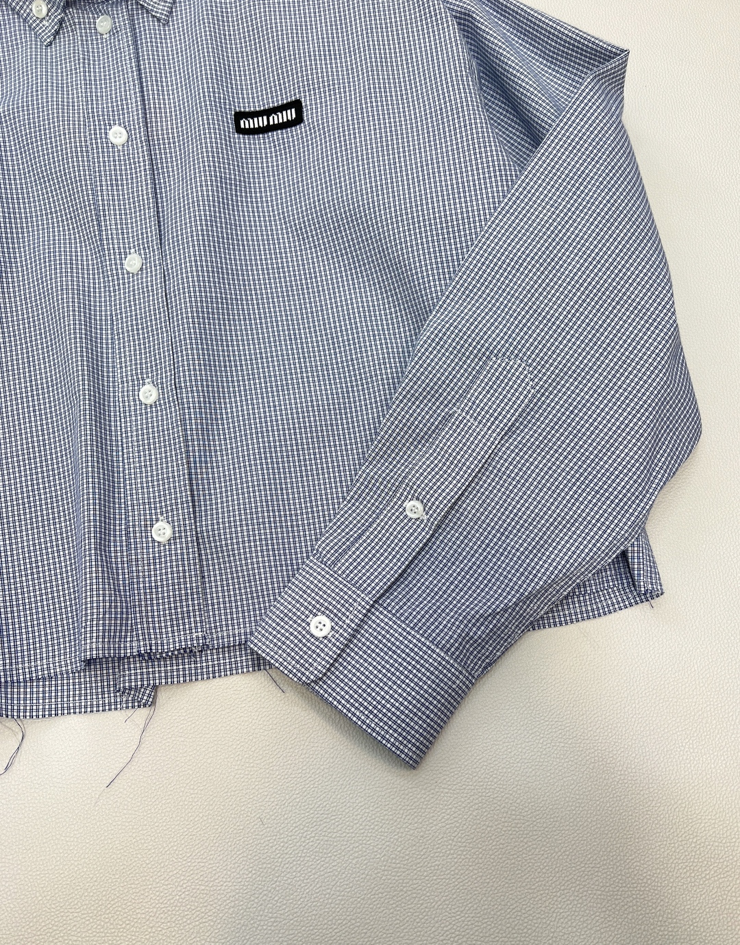 🆕Miumiu2025新款字母贴片短款格子衬衣，定制YB进口棉府绸材质，柔软亲肤，舒适不易皱，长袖短款衬