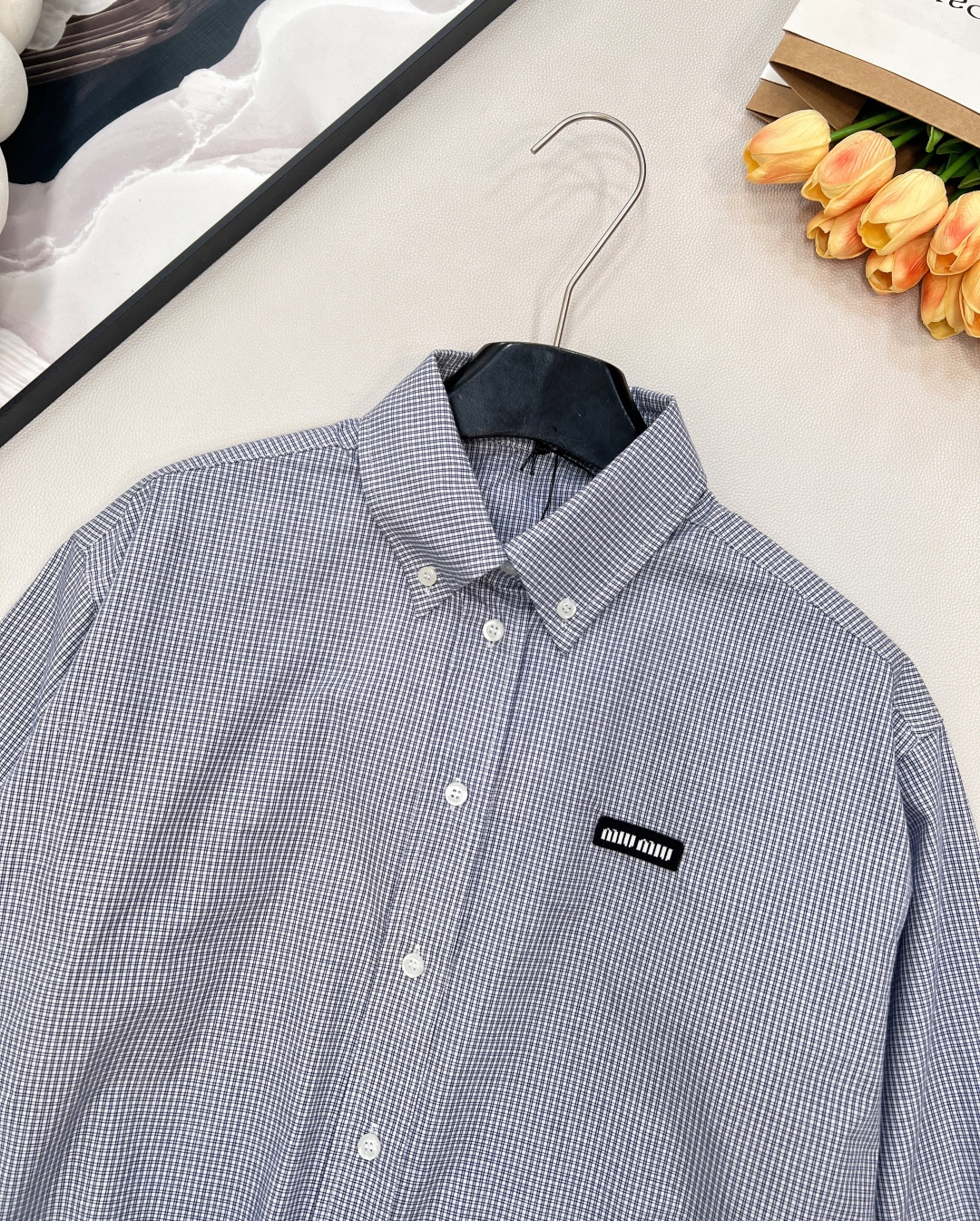 🆕Miumiu2025新款字母贴片短款格子衬衣，定制YB进口棉府绸材质，柔软亲肤，舒适不易皱，长袖短款衬