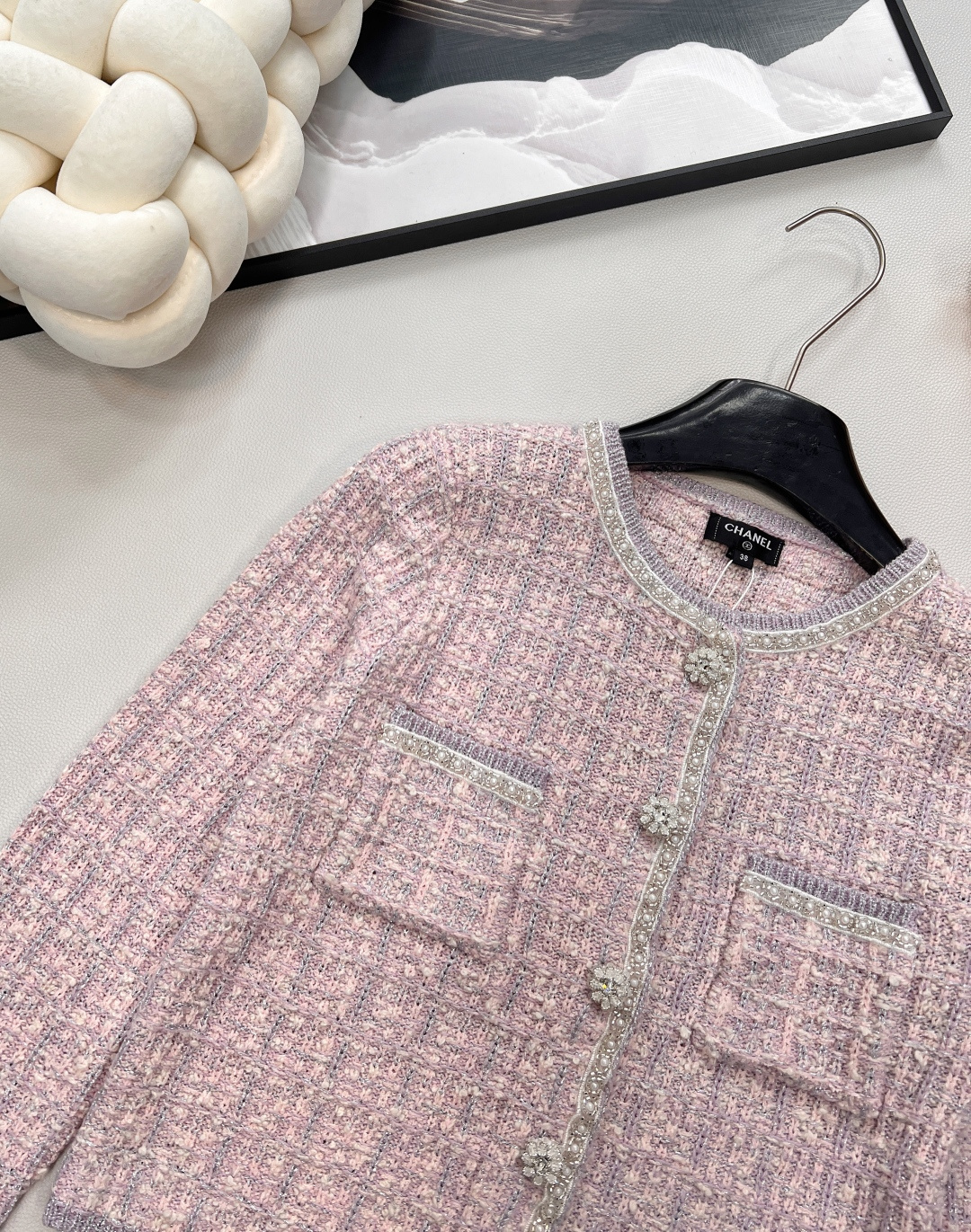 🆕Chanel2025新圆领串珠针织开衫，定制YB羊毛针织材质，质感高级，舒适柔软，圆领开衫剪裁，领口袖