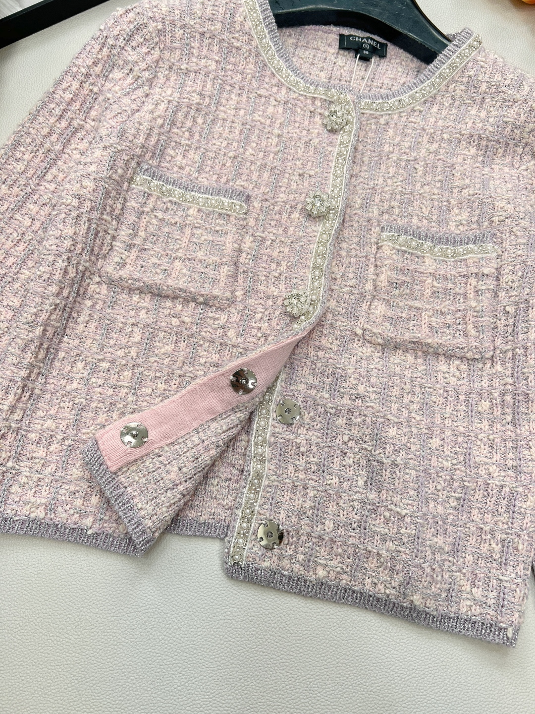 🆕Chanel2025新圆领串珠针织开衫，定制YB羊毛针织材质，质感高级，舒适柔软，圆领开衫剪裁，领口袖
