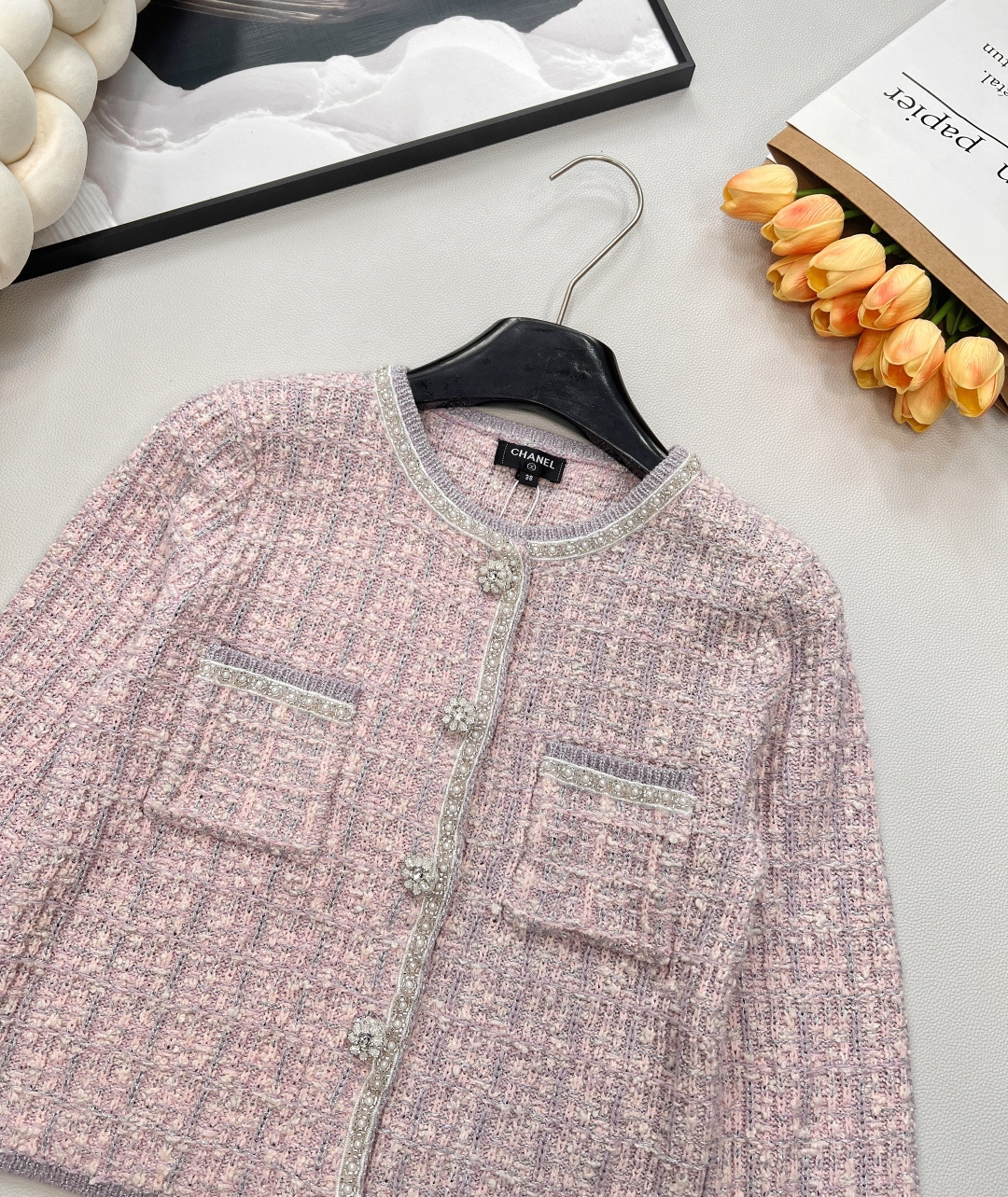 🆕Chanel2025新圆领串珠针织开衫，定制YB羊毛针织材质，质感高级，舒适柔软，圆领开衫剪裁，领口袖