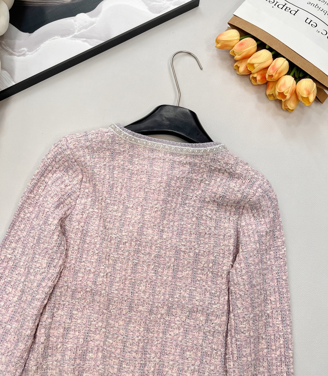 🆕Chanel2025新圆领串珠针织开衫，定制YB羊毛针织材质，质感高级，舒适柔软，圆领开衫剪裁，领口袖