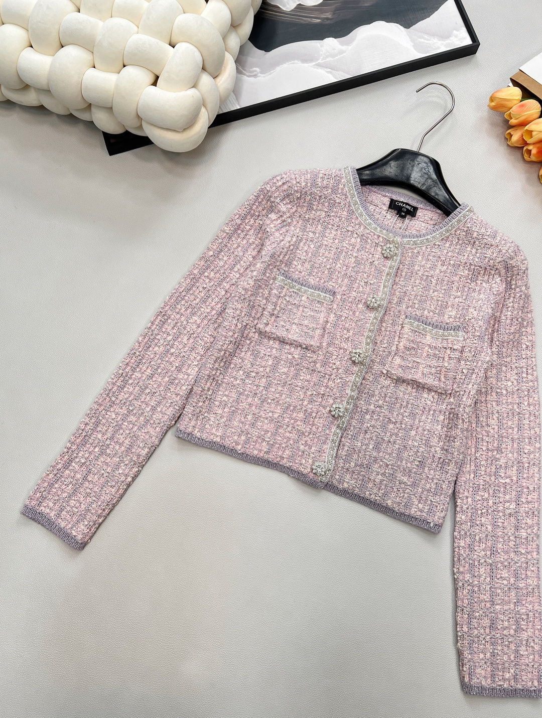 🆕Chanel2025新圆领串珠针织开衫，定制YB羊毛针织材质，质感高级，舒适柔软，圆领开衫剪裁，领口袖