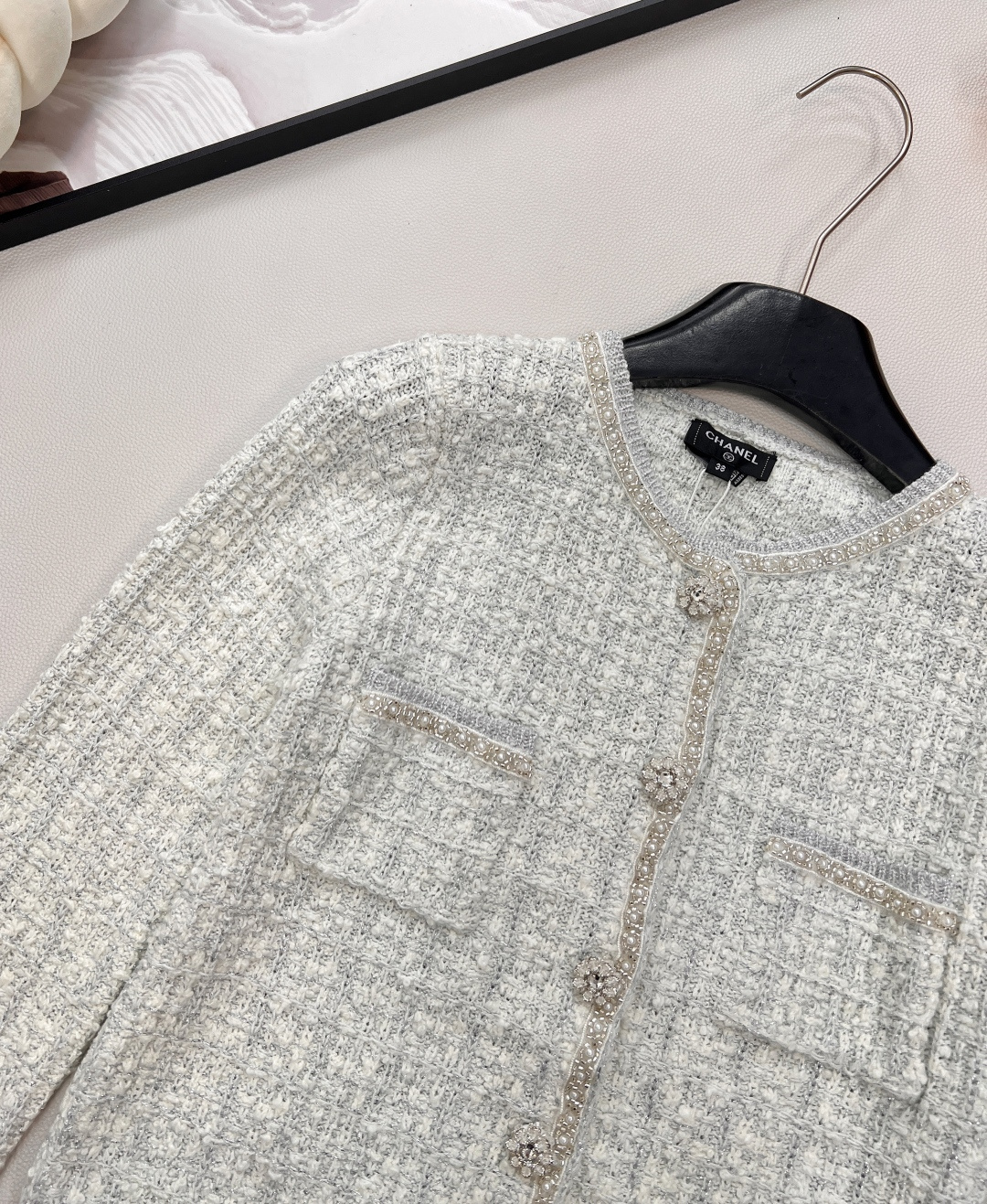 🆕Chanel2025新圆领串珠针织开衫，定制YB羊毛针织材质，质感高级，舒适柔软，圆领开衫剪裁，领口袖