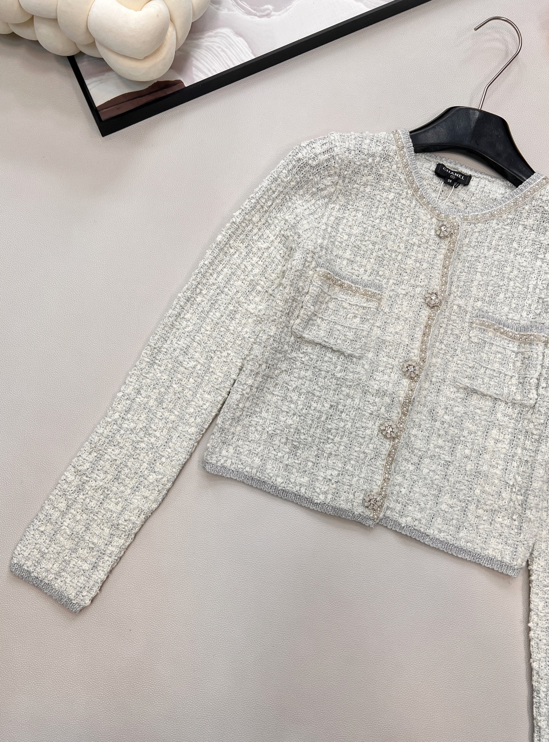 🆕Chanel2025新圆领串珠针织开衫，定制YB羊毛针织材质，质感高级，舒适柔软，圆领开衫剪裁，领口袖