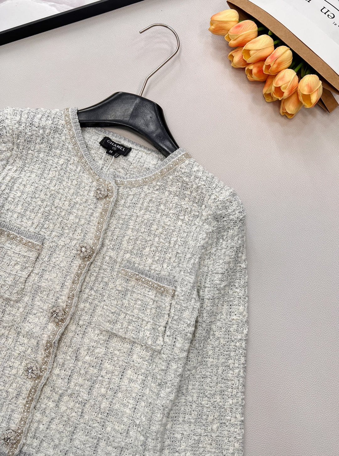 🆕Chanel2025新圆领串珠针织开衫，定制YB羊毛针织材质，质感高级，舒适柔软，圆领开衫剪裁，领口袖