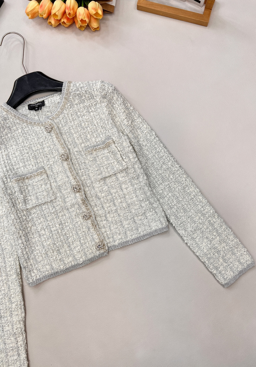 🆕Chanel2025新圆领串珠针织开衫，定制YB羊毛针织材质，质感高级，舒适柔软，圆领开衫剪裁，领口袖