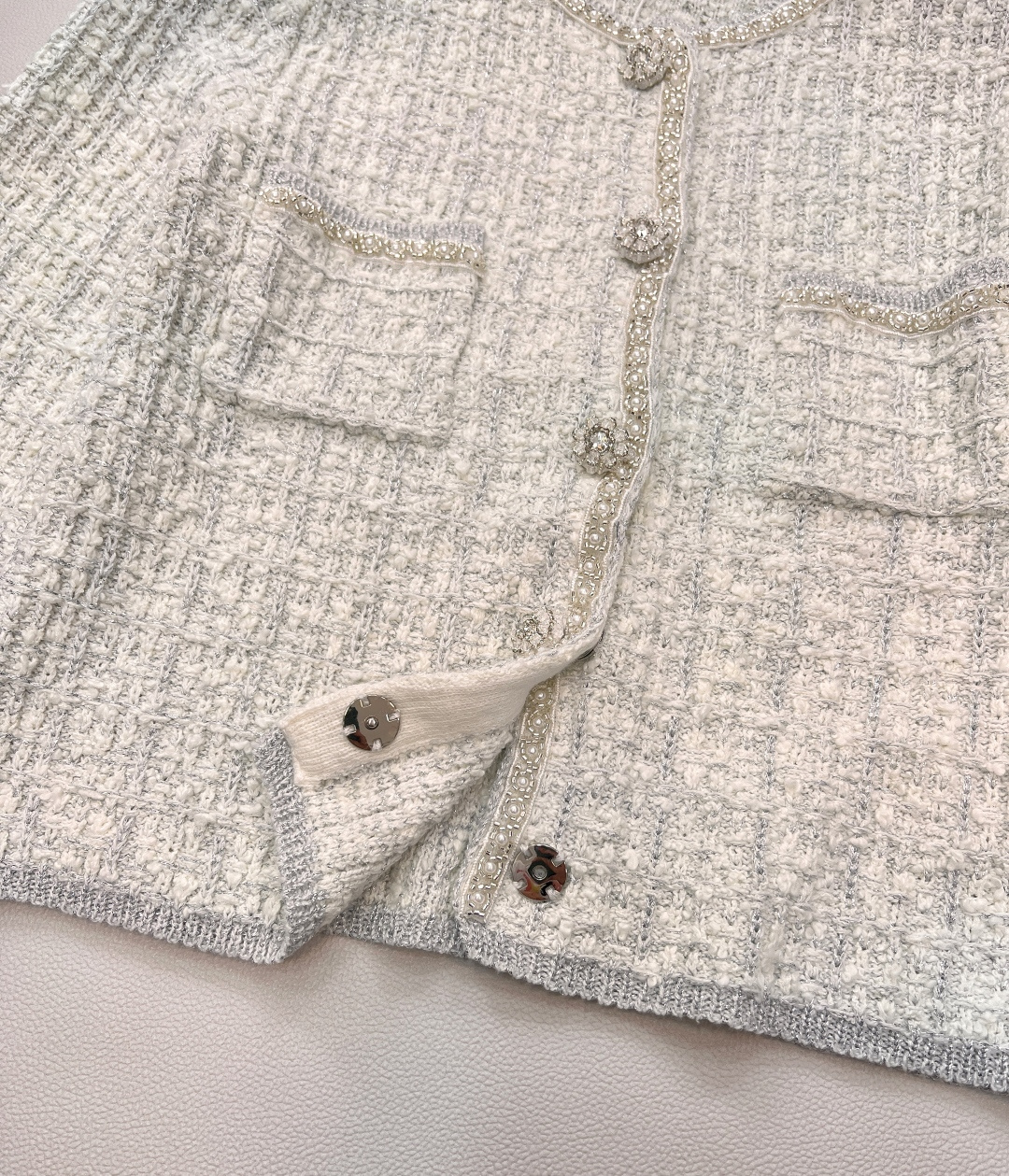 🆕Chanel2025新圆领串珠针织开衫，定制YB羊毛针织材质，质感高级，舒适柔软，圆领开衫剪裁，领口袖