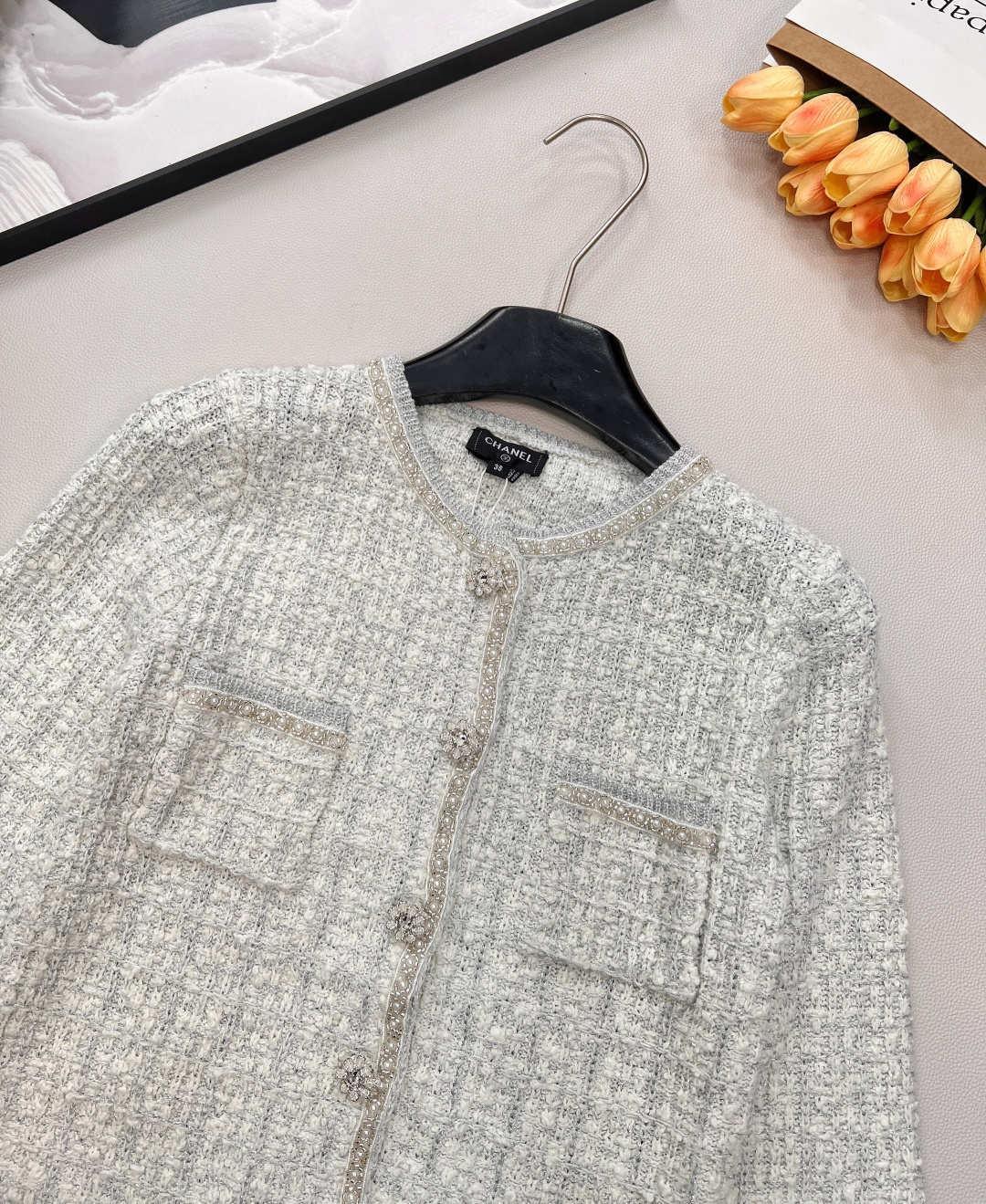 🆕Chanel2025新圆领串珠针织开衫，定制YB羊毛针织材质，质感高级，舒适柔软，圆领开衫剪裁，领口袖