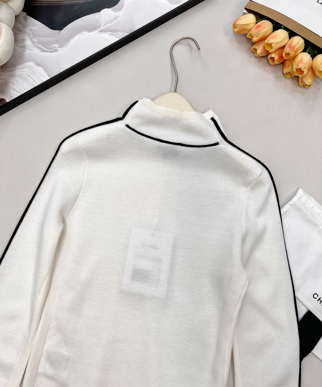 🆕Chanel2025新款小高领针织套头毛衣，25coco滑雪🎿系列#定制YB羊毛纱线织造，质感细腻，穿