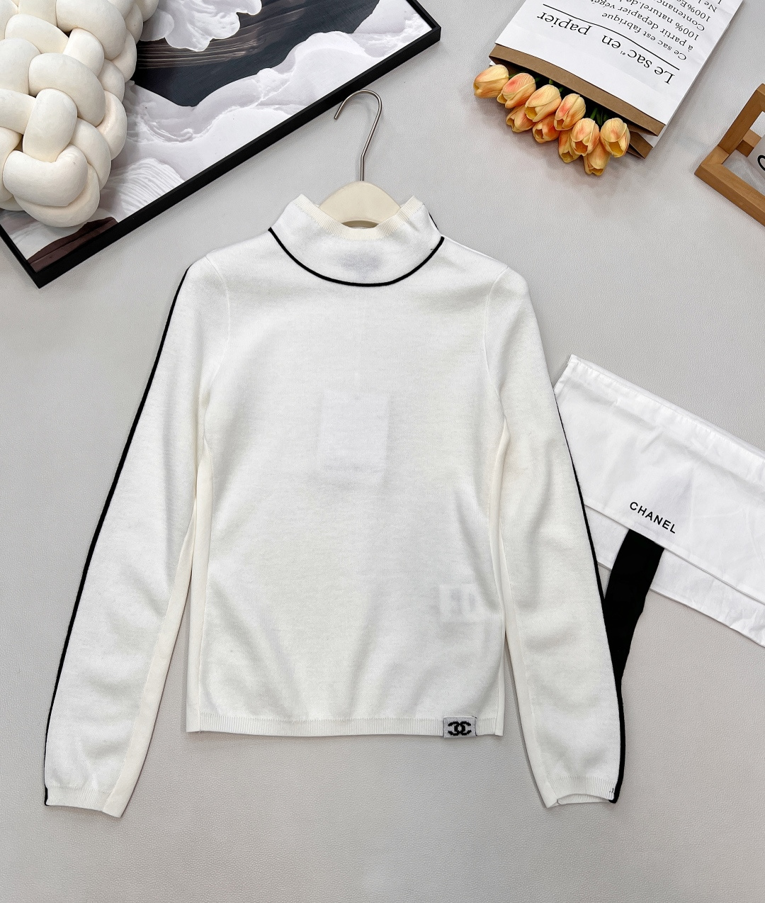 NO:588865,Chanel2025 new small turtleneck knitted pullover sweater, 25coco ski series #customized YB wool yarn weaving, fine texture, comfortable to wear, small turtleneck pullover style, narrowed by elastic pit strips, collar edge  The shoulders extend to the waist on both sides of the cuffs, with different colors as dividing lines to outline the color matching. The hem is decorated with double C letters. The overall shape is advanced and casual, striking a fashionable tone. The inner layer is warm and comfortable, and the outer layer is fashionable. Comes with an exquisite lace-up dust bag.  Customized surface accessories, look for the correct version, complete with three standards, three colors, size sml, code H, chanel, sweaters, alexander wang19860909Chanel2025新款小高领针织套头毛衣,25coco滑雪系列#定制YB羊毛纱线织造,质感细腻,穿搭舒适,小高领套头毛衣版型,以弹力坑条螺纹包边收窄,领边肩膀延伸至袖口两侧腰,均以不同颜色做分界线,勾勒拼色,下摆加饰双C字母装饰,整体造型高级休闲,碰撞出时尚调性,内搭保暖舒适,外搭气质时髦.配有精致系带防尘袋 定制面辅料 认准版本 三标齐全,三色出 尺码sml 编码H,,chanel,sweaters,alexander wang,Women's clothing