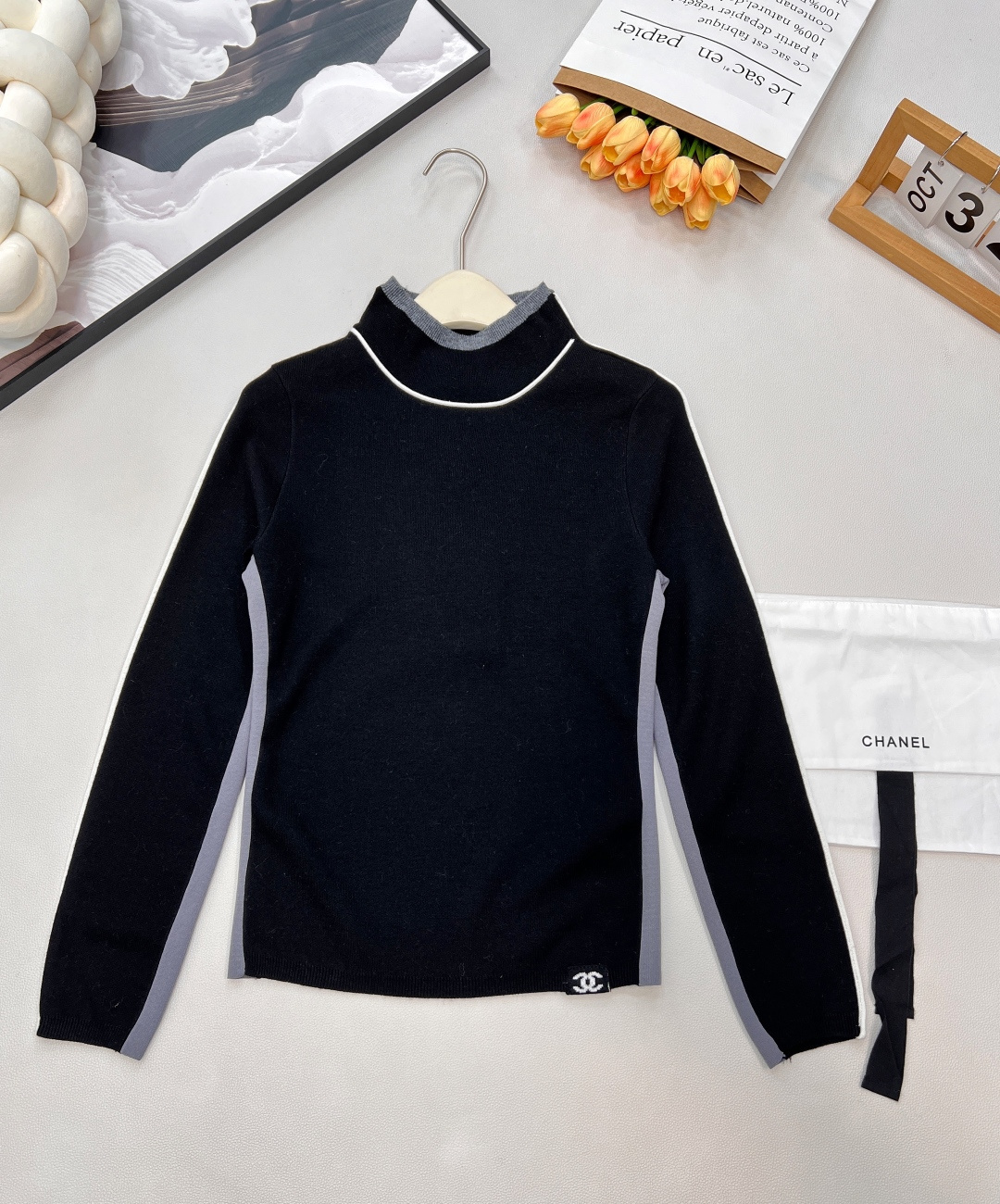 NO:588852,Chanel2025 new small turtleneck knitted pullover sweater, 25coco ski series #customized YB wool yarn weaving, fine texture, comfortable to wear, small turtleneck pullover style, narrowed by elastic pit strips, collar edge  The shoulders extend to the waist on both sides of the cuffs, with different colors as dividing lines to outline the color matching. The hem is decorated with double C letters. The overall shape is advanced and casual, striking a fashionable tone. The inner layer is warm and comfortable, and the outer layer is fashionable. Comes with an exquisite lace-up dust bag.  Customized surface accessories, look for the correct version, complete with three standards, three colors, size sml, code H, chanel, sweaters, alexander wang19860909Chanel2025新款小高领针织套头毛衣,25coco滑雪系列#定制YB羊毛纱线织造,质感细腻,穿搭舒适,小高领套头毛衣版型,以弹力坑条螺纹包边收窄,领边肩膀延伸至袖口两侧腰,均以不同颜色做分界线,勾勒拼色,下摆加饰双C字母装饰,整体造型高级休闲,碰撞出时尚调性,内搭保暖舒适,外搭气质时髦.配有精致系带防尘袋 定制面辅料 认准版本 三标齐全,三色出 尺码sml 编码H,,chanel,sweaters,alexander wang,Women's clothing