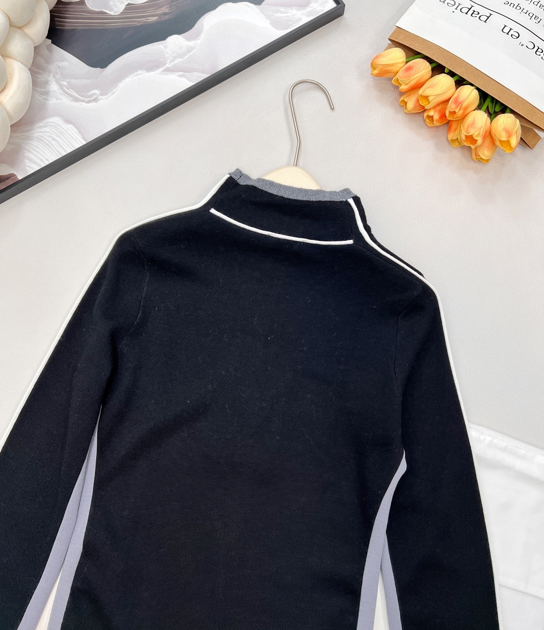 🆕Chanel2025新款小高领针织套头毛衣，25coco滑雪🎿系列#定制YB羊毛纱线织造，质感细腻，穿