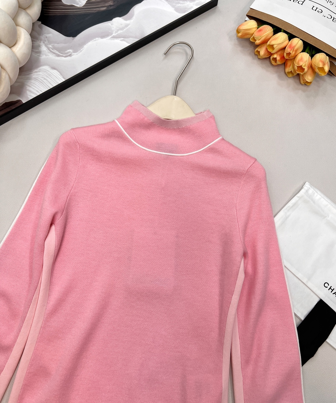 🆕Chanel2025新款小高领针织套头毛衣，25coco滑雪🎿系列#定制YB羊毛纱线织造，质感细腻，穿