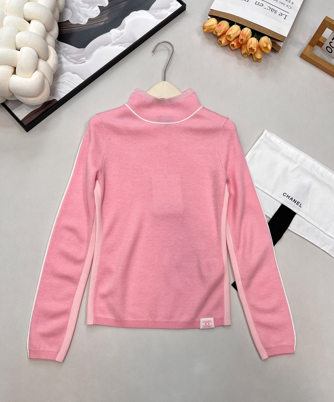 NO:588837,Chanel2025 new small turtleneck knitted pullover sweater, 25coco ski series #customized YB wool yarn weaving, fine texture, comfortable to wear, small turtleneck pullover style, narrowed by elastic pit strips, collar edge  The shoulders extend to the waist on both sides of the cuffs, with different colors as dividing lines to outline the color matching. The hem is decorated with double C letters. The overall shape is advanced and casual, striking a fashionable tone. The inner layer is warm and comfortable, and the outer layer is fashionable. Comes with an exquisite lace-up dust bag.  Customized surface accessories, look for the correct version, complete three standards, three colors, size, sml code, chanel, sweaters, alexander wang19860909Chanel2025新款小高领针织套头毛衣,25coco滑雪系列#定制YB羊毛纱线织造,质感细腻,穿搭舒适,小高领套头毛衣版型,以弹力坑条螺纹包边收窄,领边肩膀延伸至袖口两侧腰,均以不同颜色做分界线,勾勒拼色,下摆加饰双C字母装饰,整体造型高级休闲,碰撞出时尚调性,内搭保暖舒适,外搭气质时髦.配有精致系带防尘袋 定制面辅料 认准版本 三标齐全,三色出 尺码sml 编码,,chanel,sweaters,alexander wang,Women's clothing