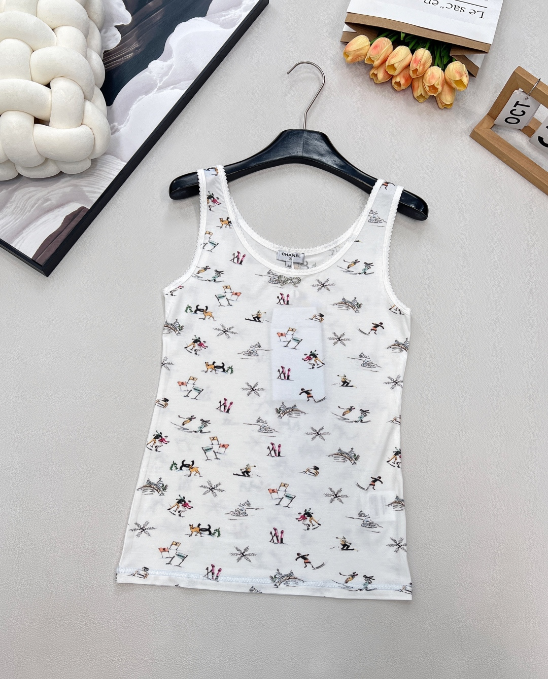 NO:588831,Chanel2025 new round neck printed vest, 25coco ski series #customized YB silk cotton material, comfortable texture, full of elasticity, slim round neck vest cut, wavy lace binding on the chest, rhinestone bow logo in the center, ski snowflakes and other winter resort elements printed all over the body, incorporating double C logo printing to highlight the brand style, full elastic fit, narrow and elongated vision, slim fit, and stylish when worn alone or worn inside. Customized surface accessories  , complete three standards, large shipments, size sml code H, chanel, alexander wang19860909Chanel2025新品圆领印花背心,25coco滑雪系列#定制YB丝绵材质,质感舒适,弹力十足,修身圆领背心裁剪,胸口波浪花边包边,居中位置点缀水钻蝴蝶结徽标,通体满印滑雪雪花等冬日雪场元素,融入双C徽标印花,凸显品牌格调,弹性贴身感十足,视觉收窄拉长,修身显瘦,单穿内搭都出彩时髦.定制面辅料 ,三标齐全,大货出 尺码sml 编码H,,chanel,alexander wang,Women's clothing