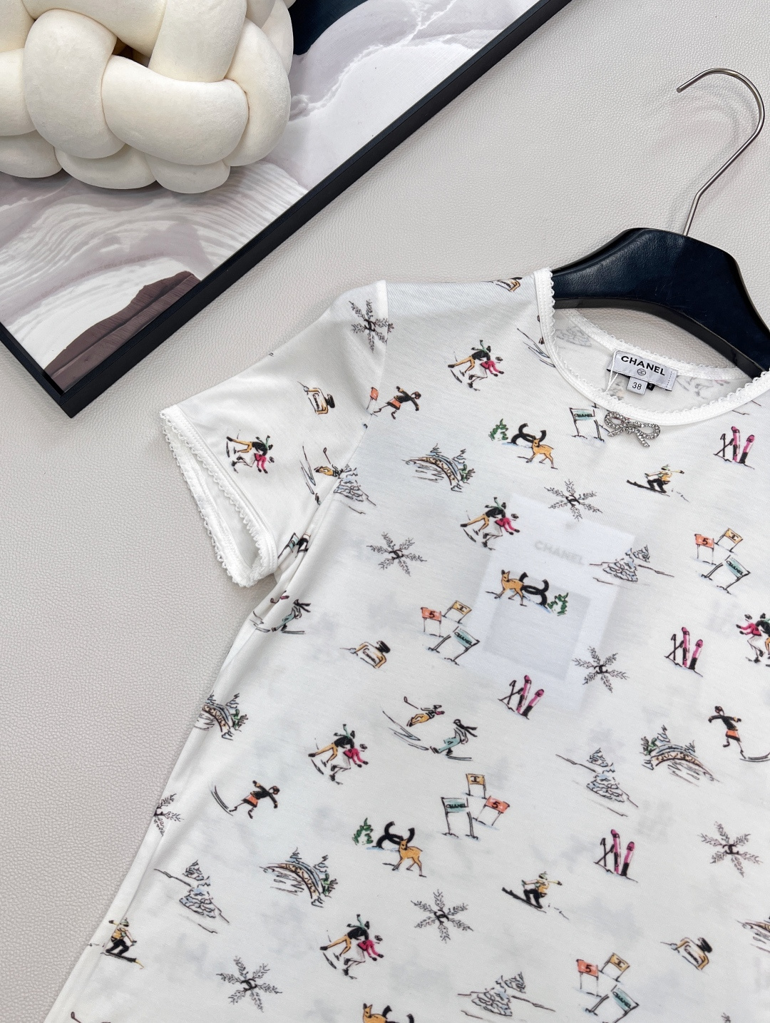 🆕Chanel2025新品圆领印花T恤，25coco滑雪🎿系列#定制YB丝绵材质，质感舒适，弹力十足，修