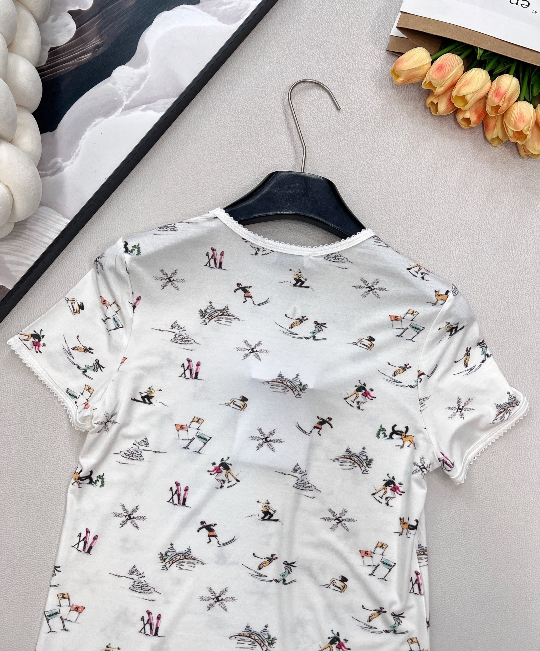 🆕Chanel2025新品圆领印花T恤，25coco滑雪🎿系列#定制YB丝绵材质，质感舒适，弹力十足，修