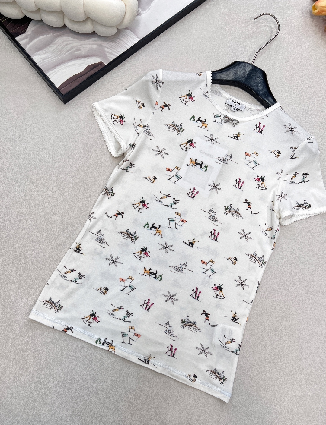 🆕Chanel2025新品圆领印花T恤，25coco滑雪🎿系列#定制YB丝绵材质，质感舒适，弹力十足，修