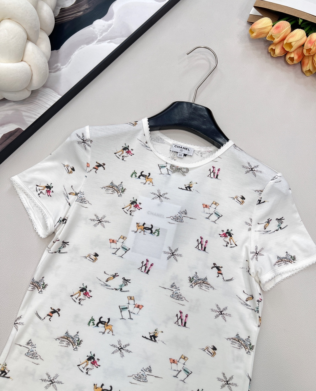 🆕Chanel2025新品圆领印花T恤，25coco滑雪🎿系列#定制YB丝绵材质，质感舒适，弹力十足，修