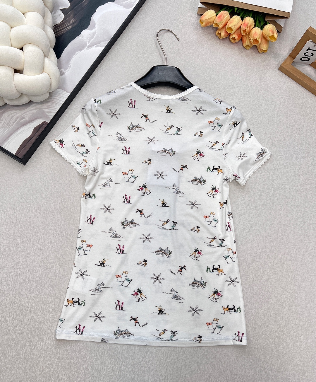 🆕Chanel2025新品圆领印花T恤，25coco滑雪🎿系列#定制YB丝绵材质，质感舒适，弹力十足，修