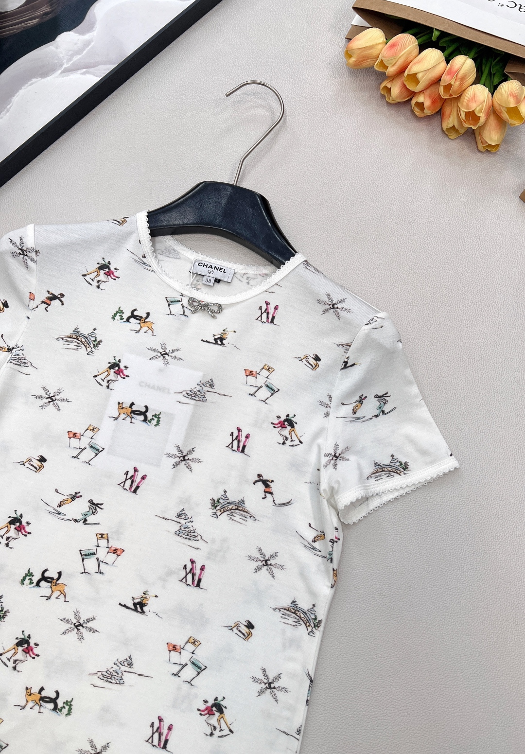 🆕Chanel2025新品圆领印花T恤，25coco滑雪🎿系列#定制YB丝绵材质，质感舒适，弹力十足，修