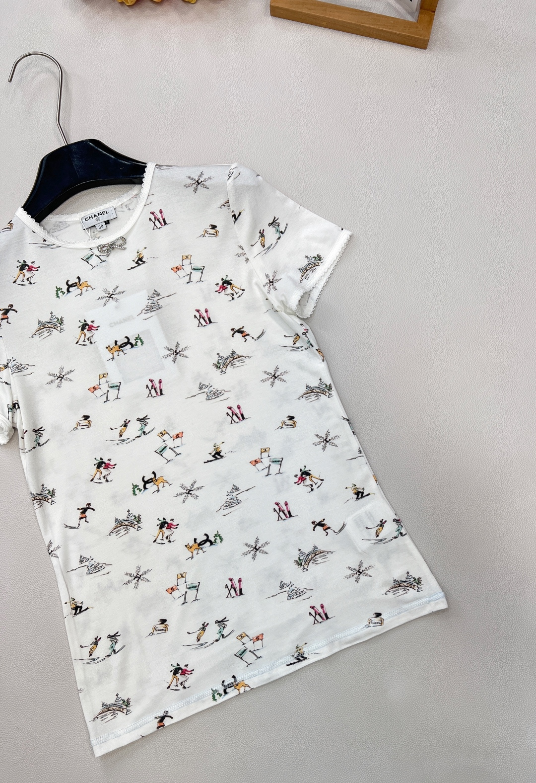 🆕Chanel2025新品圆领印花T恤，25coco滑雪🎿系列#定制YB丝绵材质，质感舒适，弹力十足，修