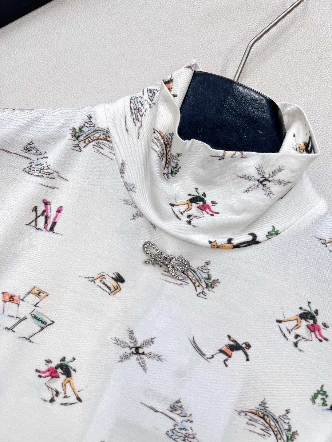 🆕Chanel2025新品印花高领长袖T恤，25coco滑雪🎿系列#定制YB丝绵材质，质感舒适，弹力十足