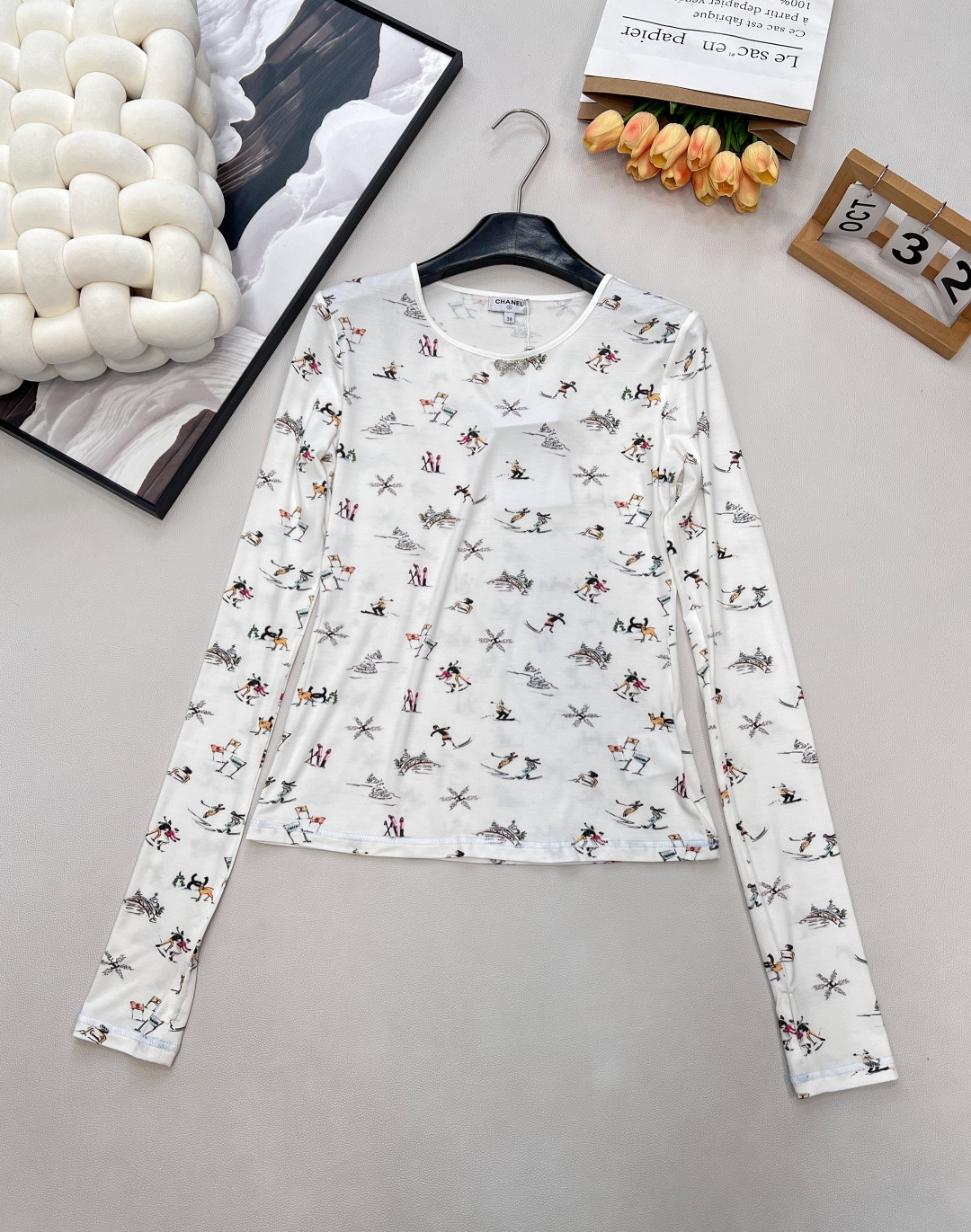 NO:588788,Chanel2025 new round neck printed long-sleeved T-shirt, 25coco ski series #customized YB silk cotton material, comfortable texture, full of elasticity, slim fit, embellished with rhinestone bow logo in the center, ski snowflakes and other winter snowfield elements printed all over the body, integrated  The double-C logo print highlights the brand style. It has a full elastic fit, narrows and elongates the vision, makes you slim and slim, and looks great when worn alone. Whether paired with simple suit pants or casual jeans, it itself is the focus of the overall look, silently interpreting what high-end fun is.  Customized surface accessories, complete three standards, large shipments, size sml code, chanel, jeans, tees, t-shirt, business suit, alexander wang19860909Chanel2025新品圆领印长袖T恤,25coco滑雪系列#定制YB丝绵材质,质感舒适,弹力十足,修身裁剪,居中位置点缀水钻蝴蝶结徽标,通体满印滑雪雪花等冬日雪场元素,融入双C徽标印花,凸显品牌格调,弹性贴身感十足,视觉收窄拉长,修身显瘦,单穿内搭都很出彩.无论搭配简约的西装裤还是率性的牛仔裤,其本身即是整体造型的焦点,无声诠释着何谓高级的趣味. 定制面辅料 ,三标齐全,大货出 尺码sml 编码,,chanel,jeans,tees，t-shirt,business suit,alexander wang,Women's clothing