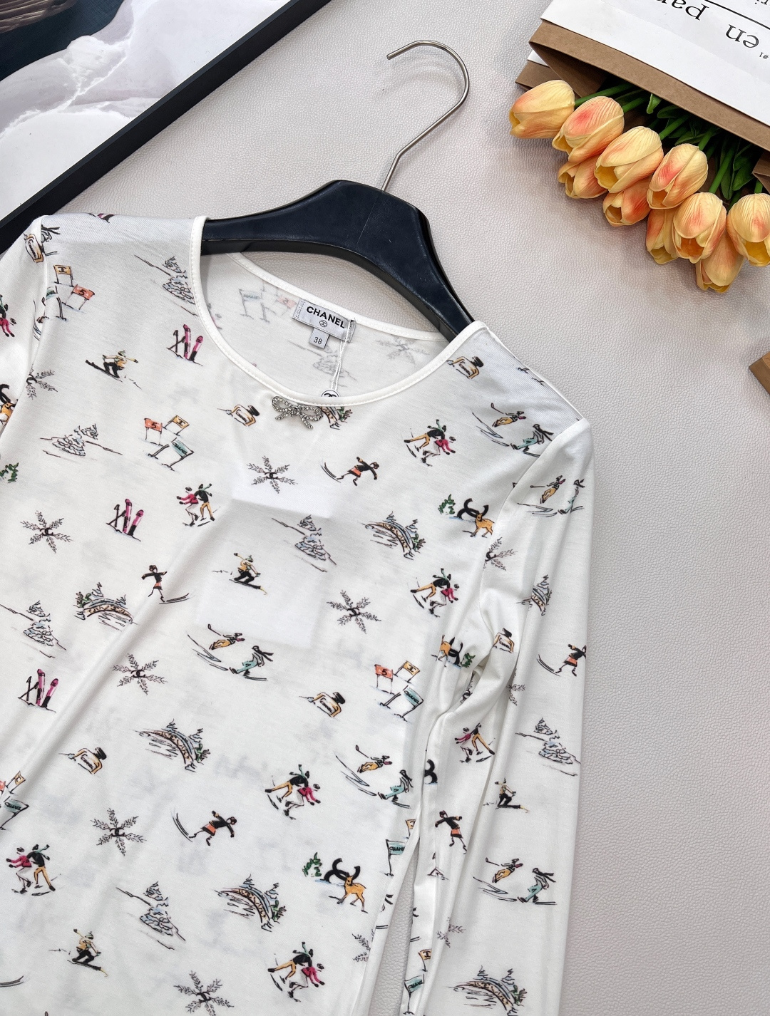 🆕Chanel2025新品圆领印长袖T恤，25coco滑雪🎿系列#定制YB丝绵材质，质感舒适，弹力十足，