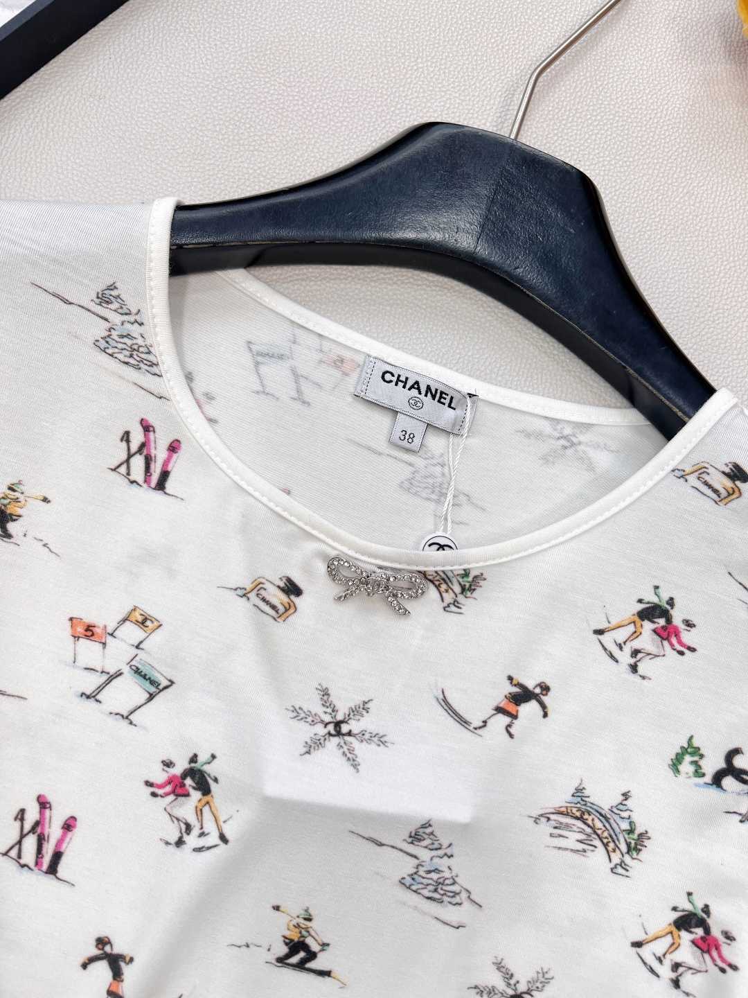 🆕Chanel2025新品圆领印长袖T恤，25coco滑雪🎿系列#定制YB丝绵材质，质感舒适，弹力十足，