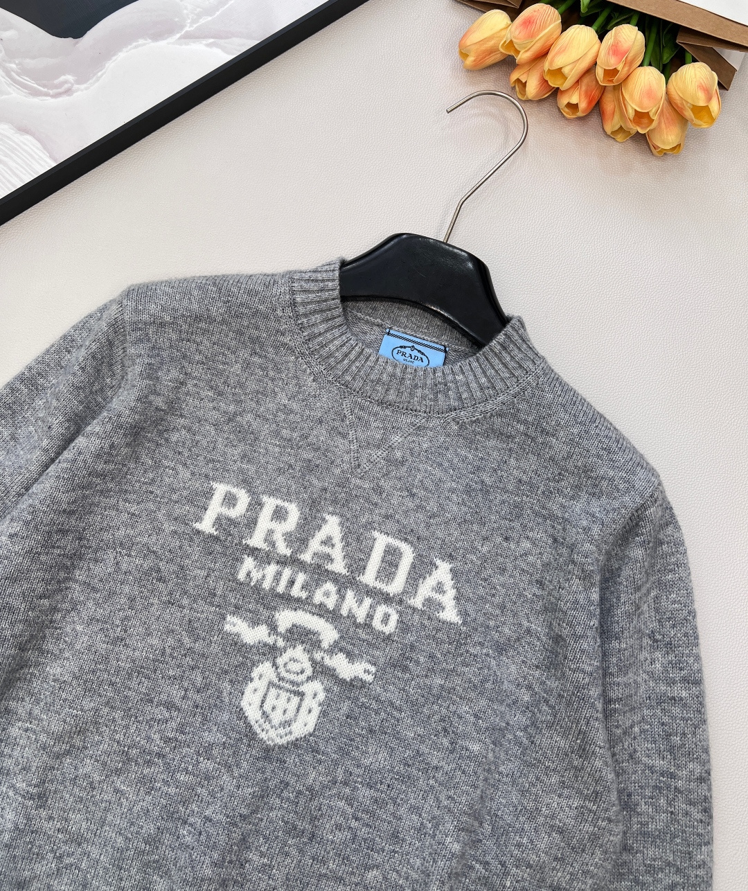 🆕 Prada经典款时尚百搭字母图案提花圆领长袖针织衫 今天这款普达拉王牌经典套头针织衫它来咯~采用10