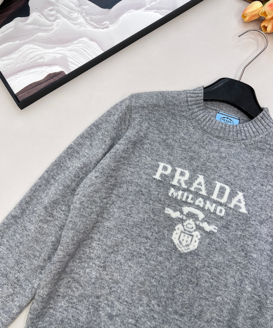 🆕 Prada经典款时尚百搭字母图案提花圆领长袖针织衫 今天这款普达拉王牌经典套头针织衫它来咯~采用10