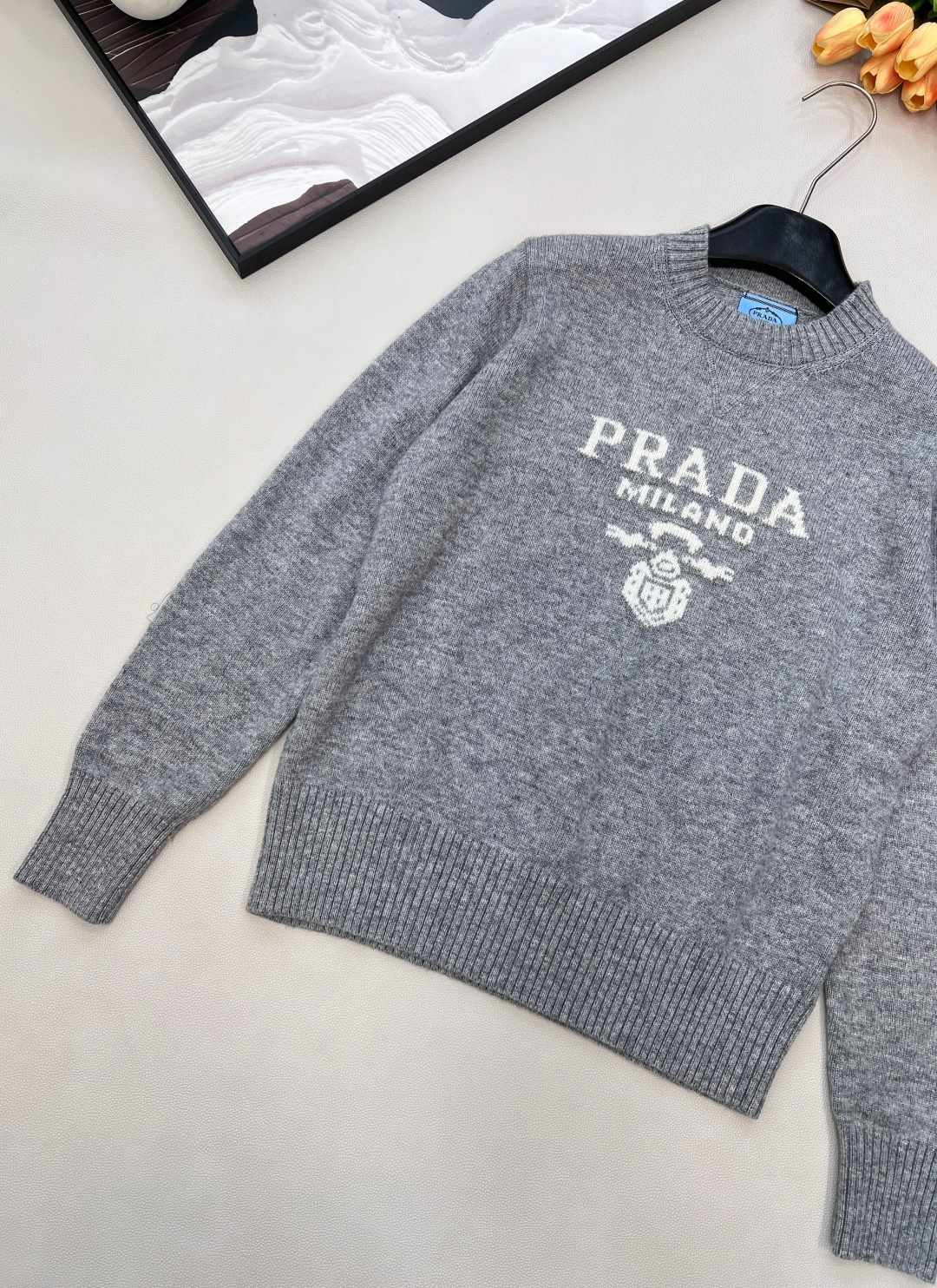 🆕 Prada经典款时尚百搭字母图案提花圆领长袖针织衫 今天这款普达拉王牌经典套头针织衫它来咯~采用10