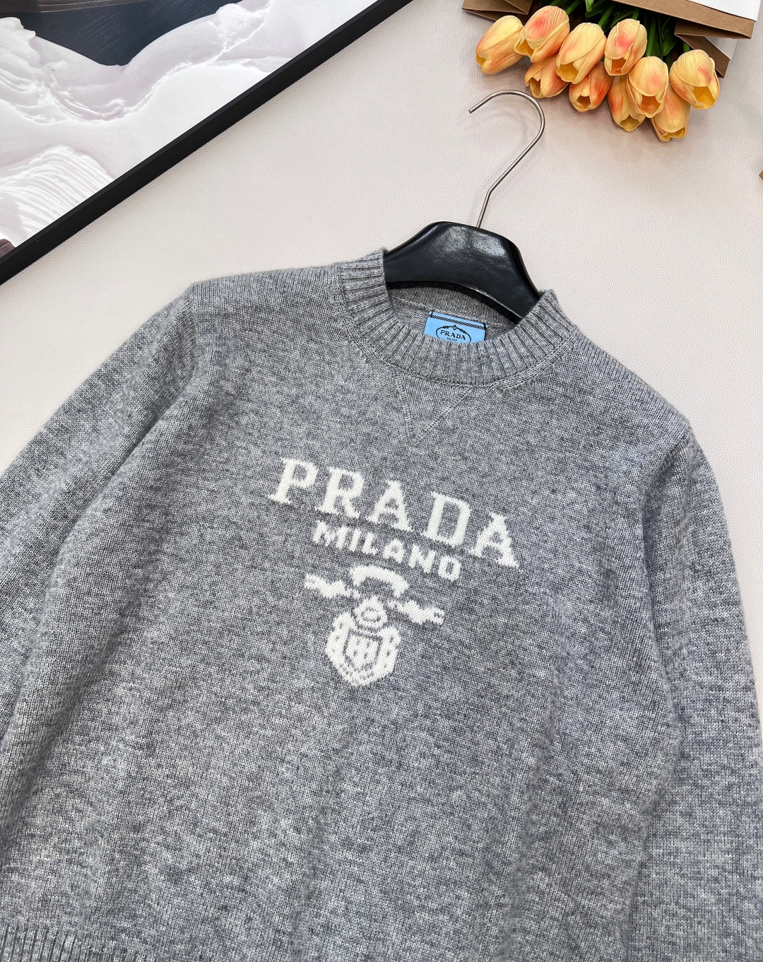 🆕 Prada经典款时尚百搭字母图案提花圆领长袖针织衫 今天这款普达拉王牌经典套头针织衫它来咯~采用10