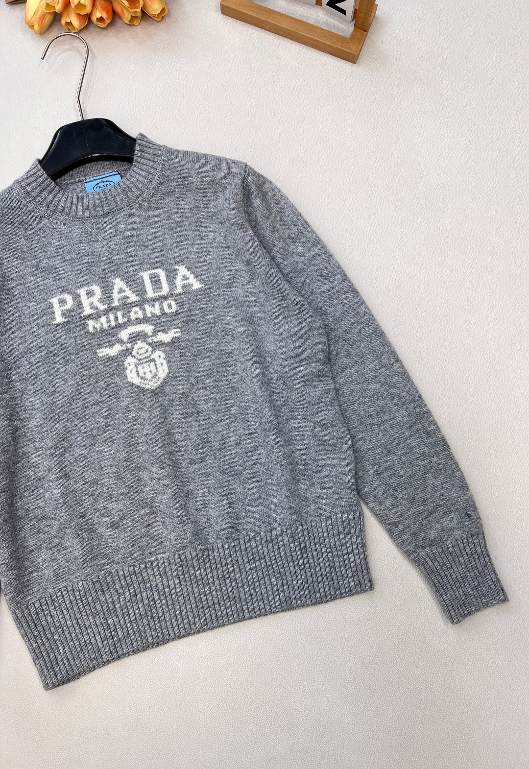 🆕 Prada经典款时尚百搭字母图案提花圆领长袖针织衫 今天这款普达拉王牌经典套头针织衫它来咯~采用10