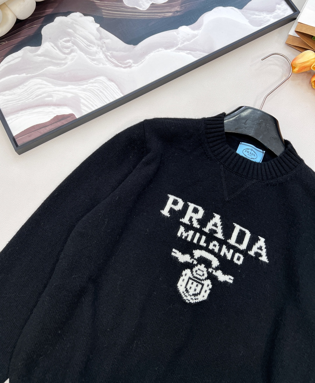 🆕 Prada经典款时尚百搭字母图案提花圆领长袖针织衫 今天这款普达拉王牌经典套头针织衫它来咯~采用10