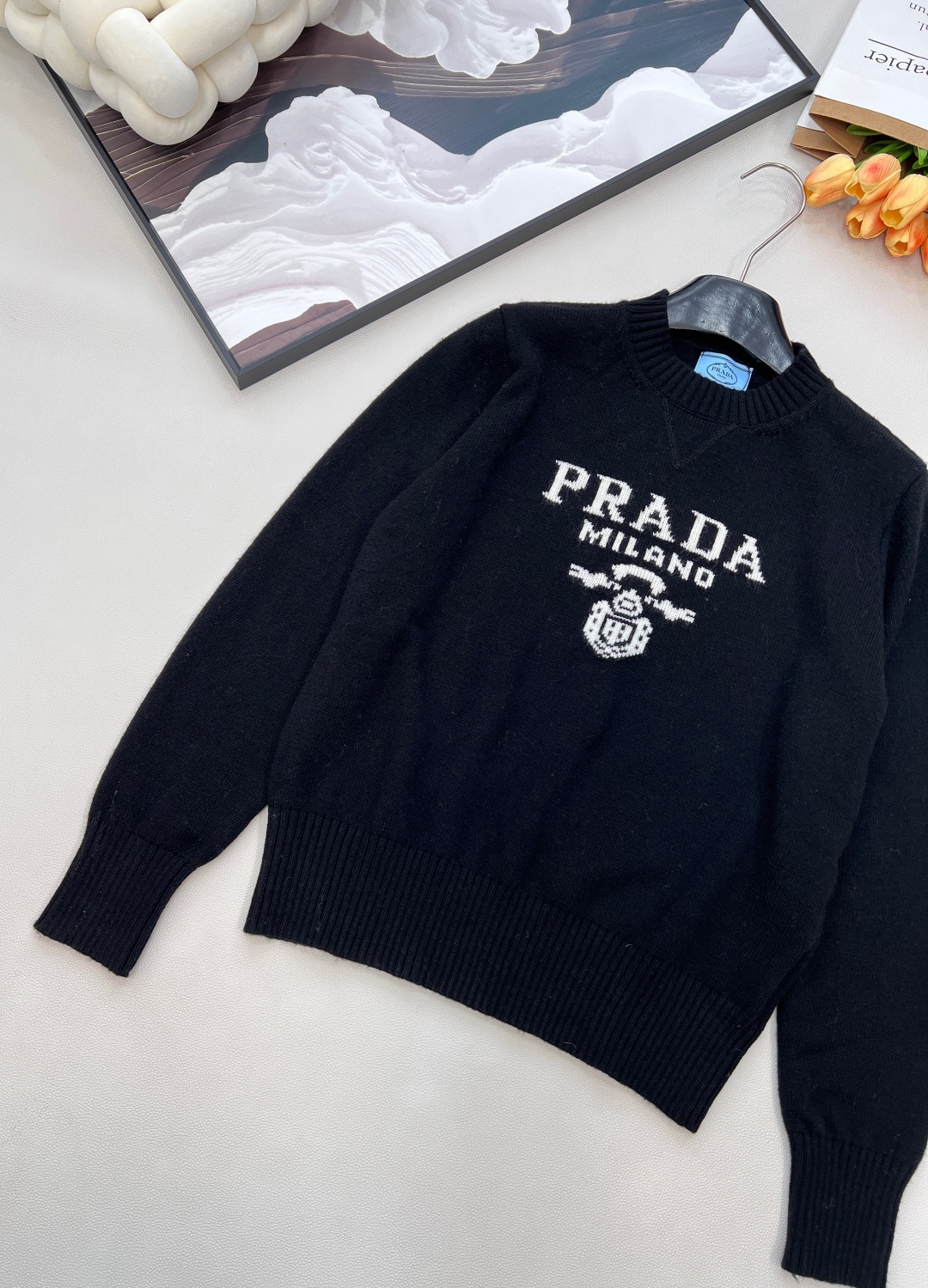 🆕 Prada经典款时尚百搭字母图案提花圆领长袖针织衫 今天这款普达拉王牌经典套头针织衫它来咯~采用10